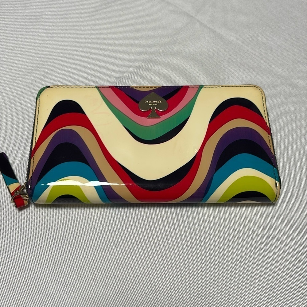 KATE SPADE ♠️ Women’s Zip wallet, storybook lining. Spade has slight scratches.
